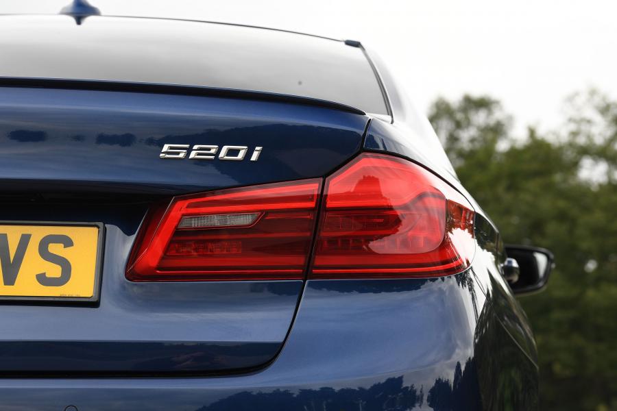 Детали экстерьера BMW 520i Sedan M Sport (G30) 2017 года  (UK) (фото 12 из 14)